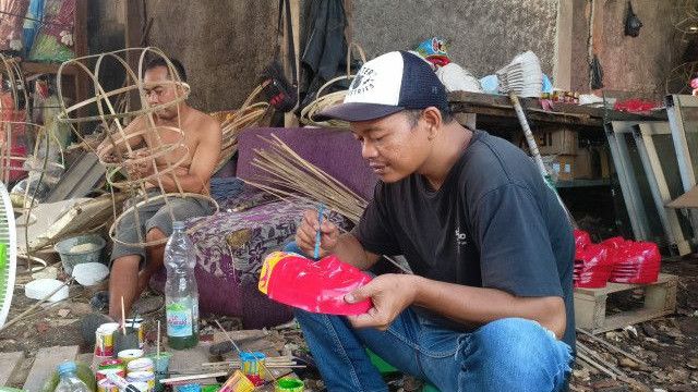 Bisnis Menjanjikan, Rumah Produksi Ondel-ondel di Jakarta Raup Omzet Rp10 Juta Sehari