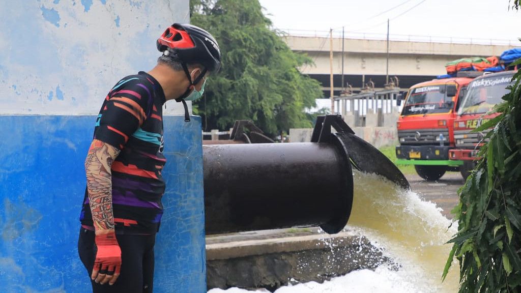 Aksi Ganjar Cek Rumah Pompa untuk Cegah Banjir: Ini Ada Sampah, Siapa yang Mau Bersihkan?