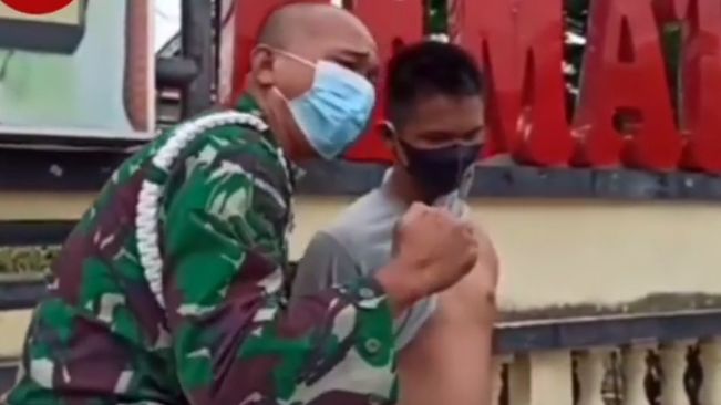 Viral Serda Lyli Prajurit TNI Menangis di Depan Kantor Polisi, Tunjukkan Tangan Anaknya yang Putus