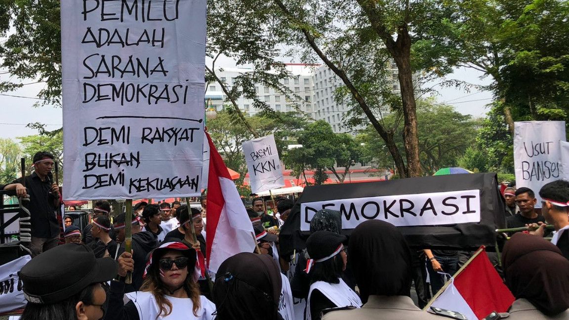 Momen Massa di Medan Berseru 'Makzulkan Jokowi!'