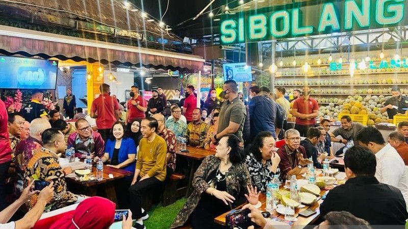 Pujian Manis Pemimpin Redaksi Media ke Jokowi Usai Diajak Makan Durian di Medan