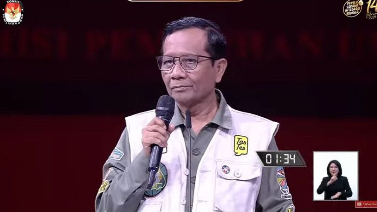 Nyanyikan Lagu Ebit G Ade Berjudul Berita Kepada Kawan Mahfud Md Tutup