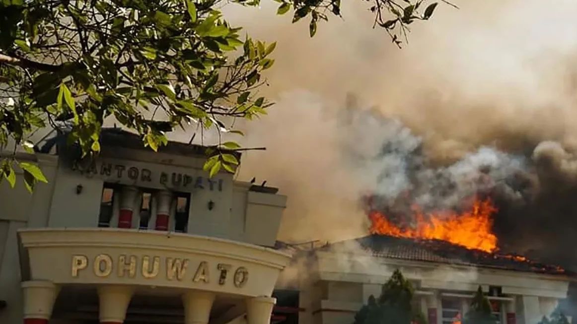 40 Orang Ditangkap Saat Kericuhan Berujung Pembakaran Kantor Bupati Pohuwato Gorontalo
