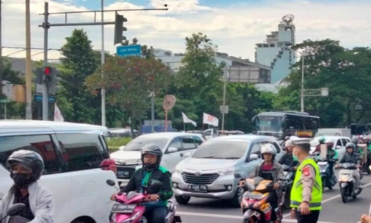 Viral Pemotor Tak Pakai Helm Berkendara Lawan Arah di Tol MBZ