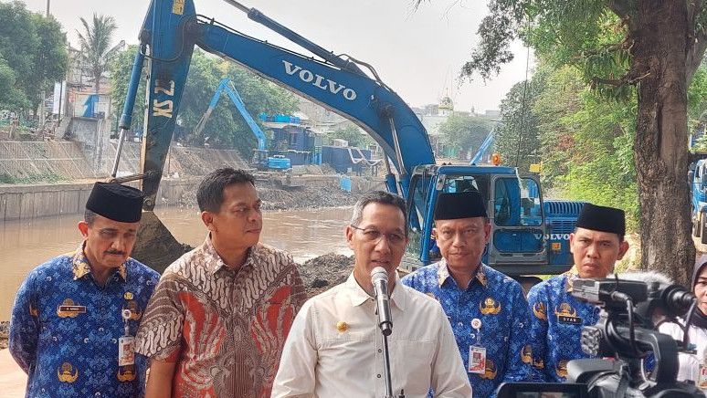 Antispasi Banjir, 240 Alat Berat Keruk Sungai di Jakarta