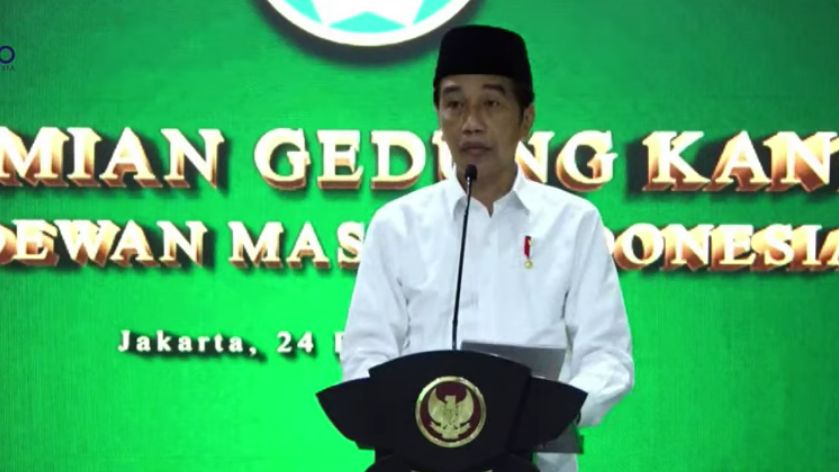 Momen Jokowi Kaget Bertemu Ustaz Syam yang Diidolakan Iriana: Kalau Habis Subuh Pasti Nyenggol Saya