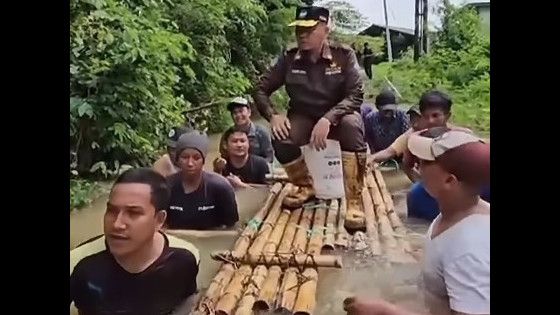 Ogah Basah, Dirut PDAM Bangkalan Dihujat karena Ditandu Bak Raja Saat Pantau Banjir