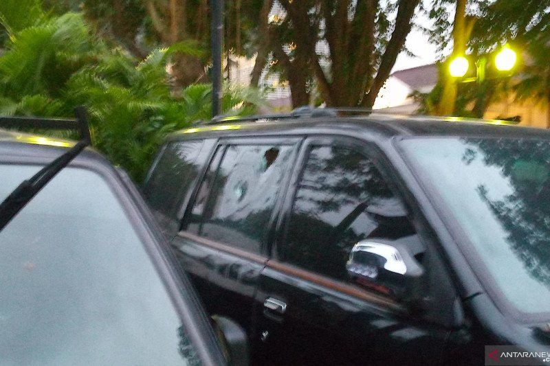 Jakarta Ricuh, 3 Mobil di Balai Kota Rusak Dilempar