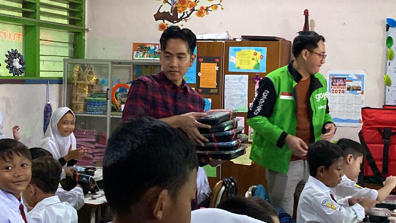 Gibran Puji Uji Coba Makan Bergizi Gratis di SDN Klampis Ngasem 3 Surabaya: Ini Salah Satu Terbaik