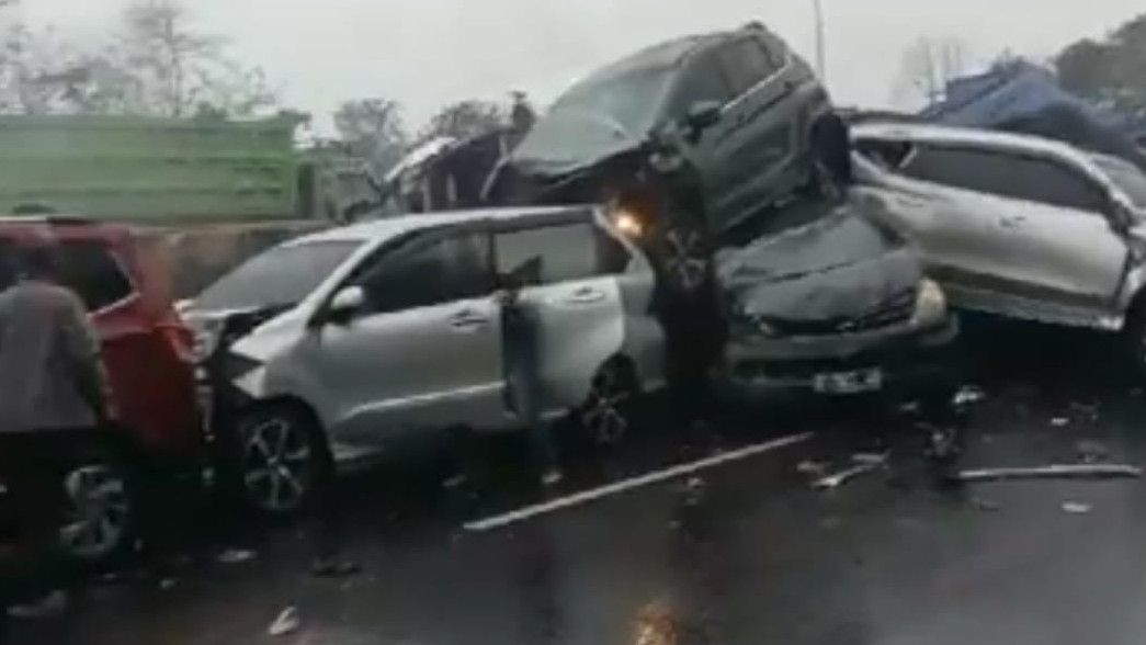 Polisi: 17 Kendaraan Terlibat Kecelakaan Beruntun di Tol Cipularang, 1 Orang Tewas dan 22 Luka-Luka