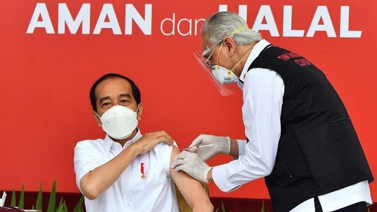 Deg-degan! Lihatlah Tangan Abdul Muthalib Gemetar Saat Menyuntik Vaksin Presiden Jokowi