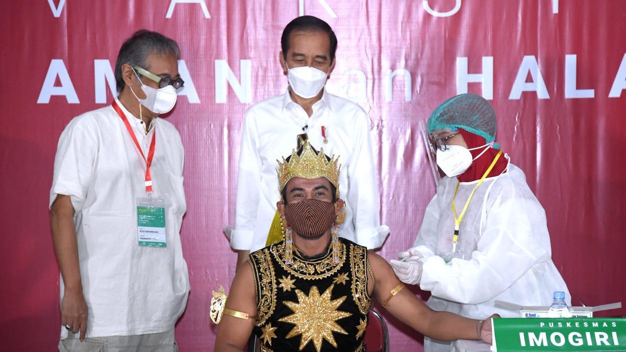 Momen Jokowi Saksikan 'Petruk dan Gatotkaca' Disuntik Vaksin
