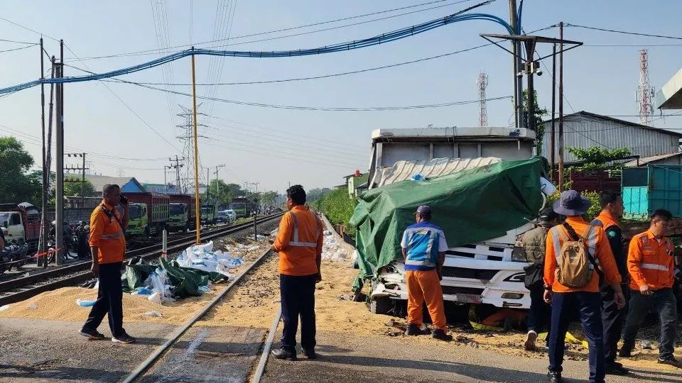 Truk Ngeyel Terabas Rel di Semarang, Dihantam Kereta Api hingga Sopir Tewas