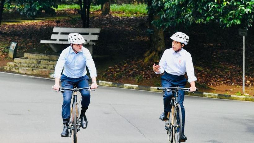 Momen PM Australia Diajak Keliling Jokowi Pakai Sepeda Bambu Buatan Warga Jateng di Istana Bogor: Ini Suatu Kehormatan