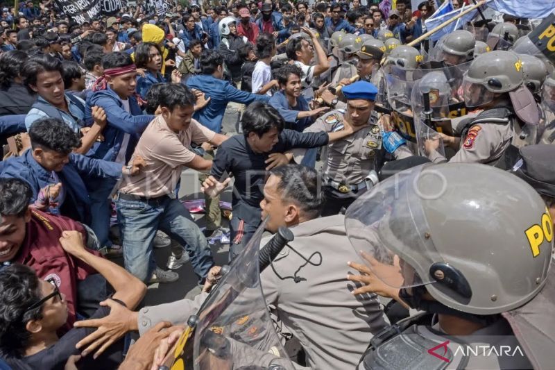 Enam Mahasiswa yang Dituduh Rusak Gerbang DPRD NTB Jadi Tersangka