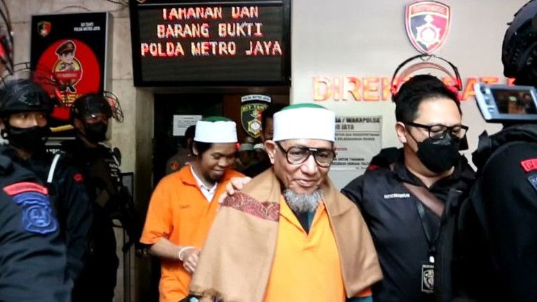 Polda Metro Jaya Serahkan Berkas dan 10 Tersangka Khilafatul Muslimin ke Kejaksaan