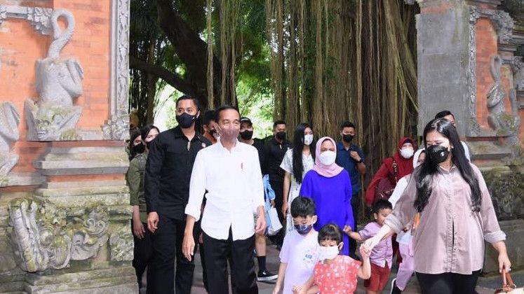 Bahagianya  Jokowi Ajak Cucu Healing ke Gianyar Bali
