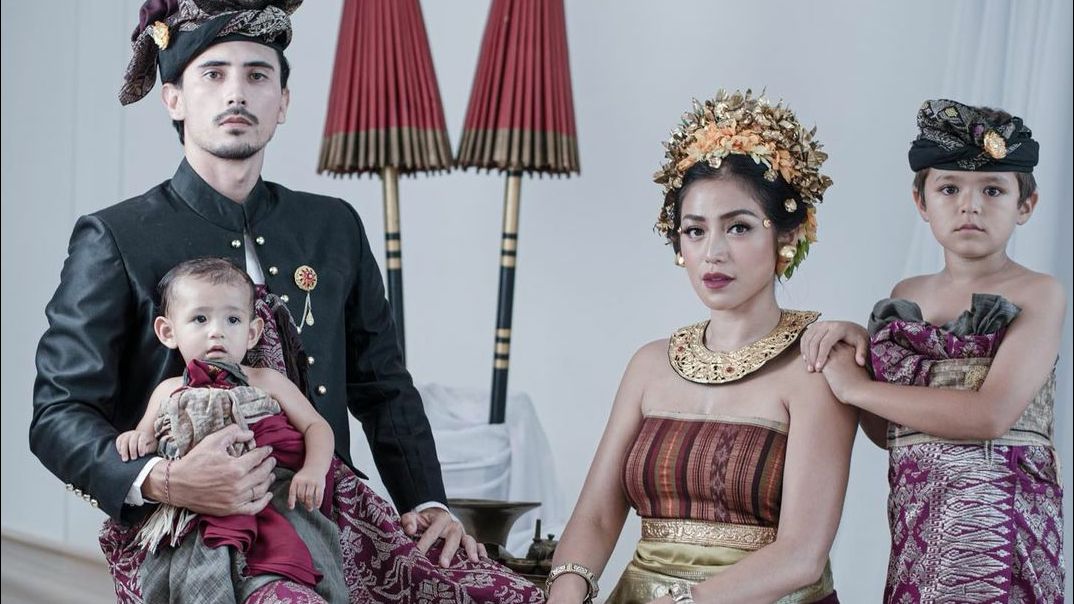 Ucapkan Selamat Hari Raya Idulfitri, Penampilan Jessica Iskandar dan Keluarga Tuai Kritikan