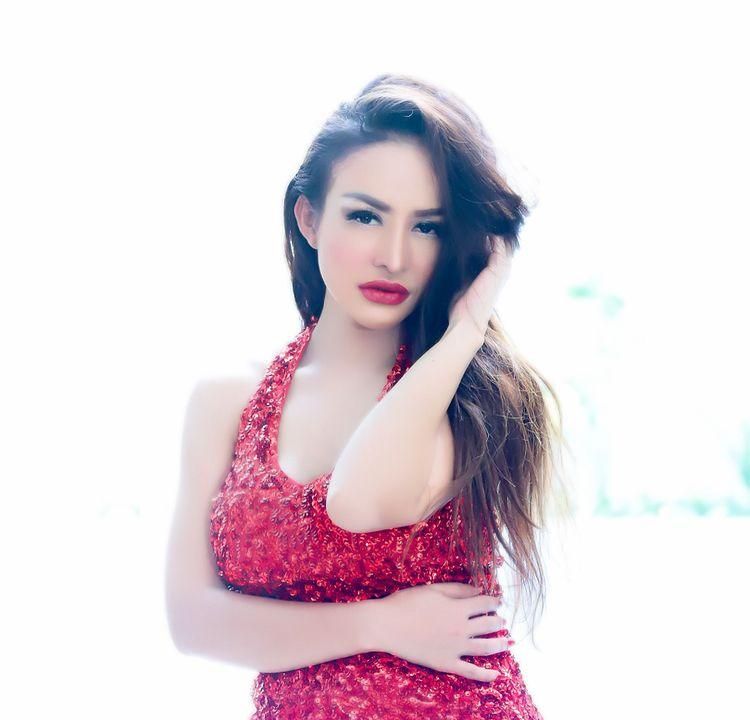 Cynthiara Alona (instagram/queenalona_sexyangel)