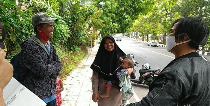 Ongkos Habis di Rantau, Pria Ini Akhirnya Ajak Keluarganya Pulang Kampung dengan Jalan Kaki