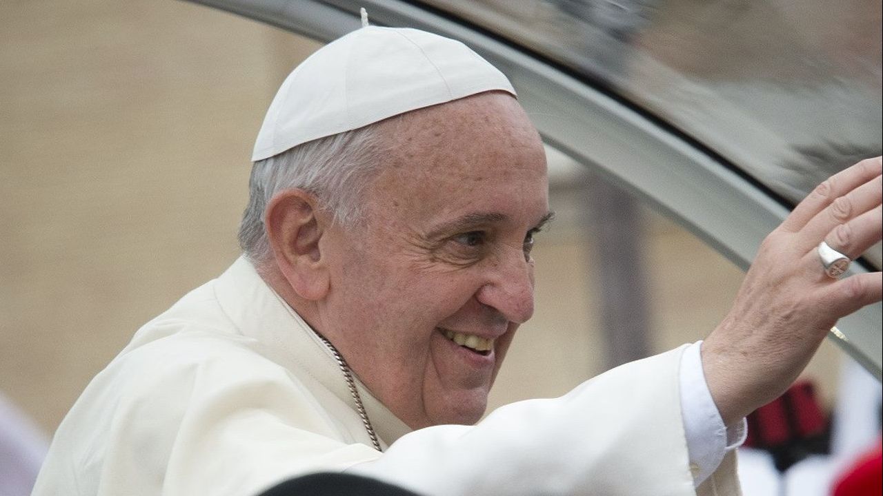 Setelah Dioperasi Hernia, Paus Fransiskus Langsung Ajak Dokter Bercanda