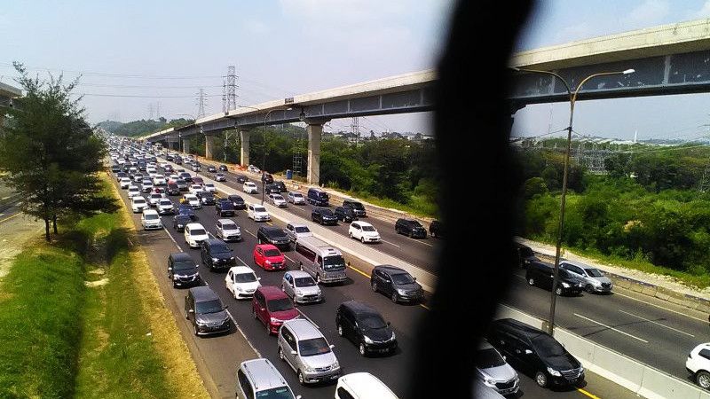 Bocah Asal Bekasi Bersandar di Tali Rafia JPO Jatiasih dan Jatuh ke Jalan Tol, Kakinya Patah