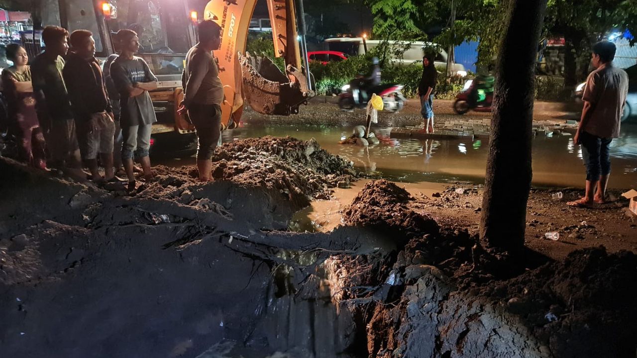 Pemprov Sulsel Bersihkan Drainase di Jalan Hertasning Makassar, Genangan Kian Surut