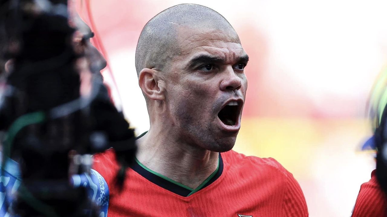 Bek Tangguh Pepe Resmi Gantung Sepatu pada Umur 41