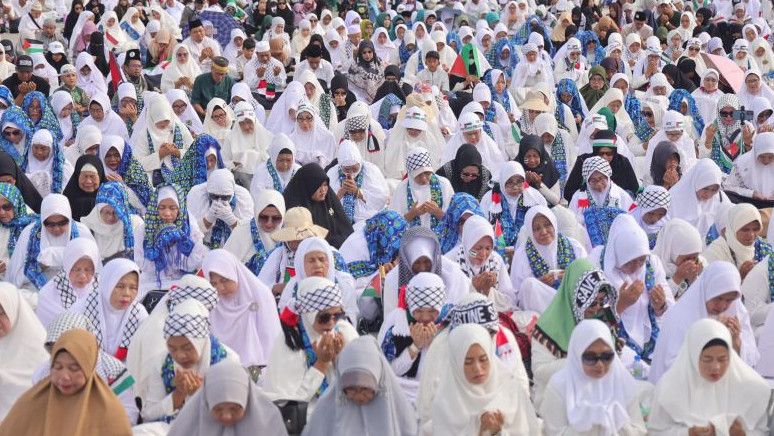 Berdoa Untuk Rakyat Palestina, Ribuan Warga Kepri Berkumpul Panjatkan Doa dan Shalawat