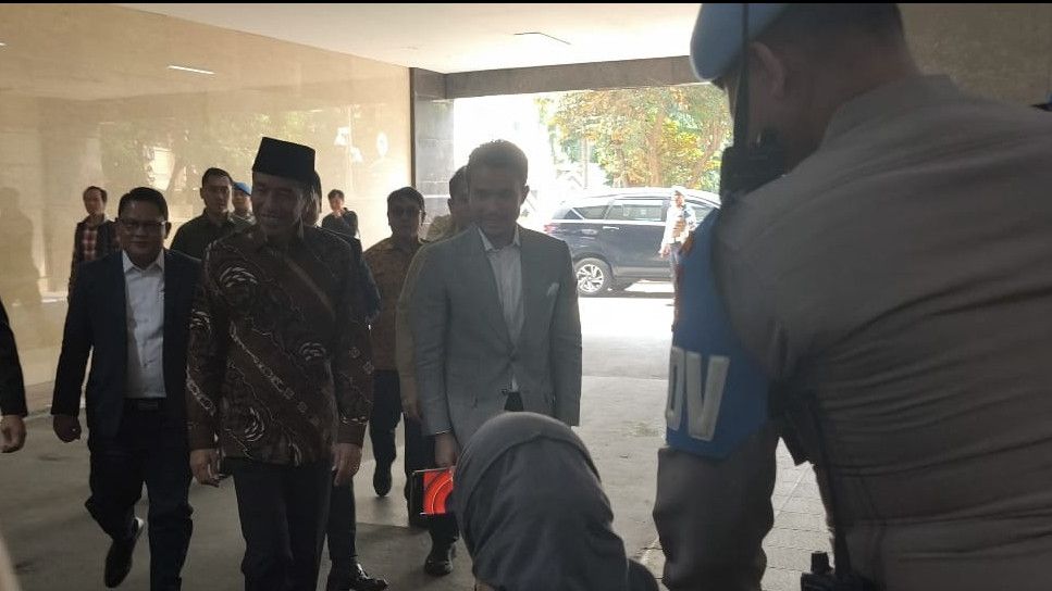 Pakai Batik dan Peci, Jokowi Tiba di Bareskrim untuk Diperiksa Soal Dugaan Ijazah Palsu