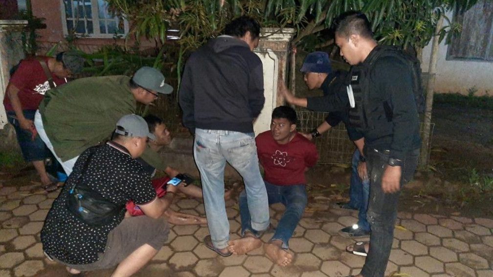 Sadis! Mama Muda Bonceng Anak Dibacok Begal di Tangerang, Pelaku Ayah dan Anak Ditembak Polisi