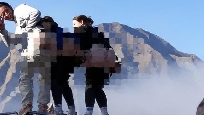 Tiga Wisatawan Asing Pamerkan Bokongnya di Bromo Jawa Timur