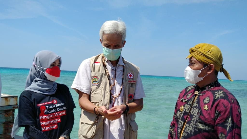 Ibu Hamil dan Pasien Diangkut Perahu, Ganjar Janji Carikan Ambulans Laut untuk Pulau Terpencil di Karimunjawa