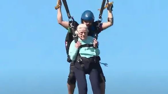 Wanita Tertua Peraih Rekor Dunia Skydiving Meninggal Dunia di Usia 104 Tahun