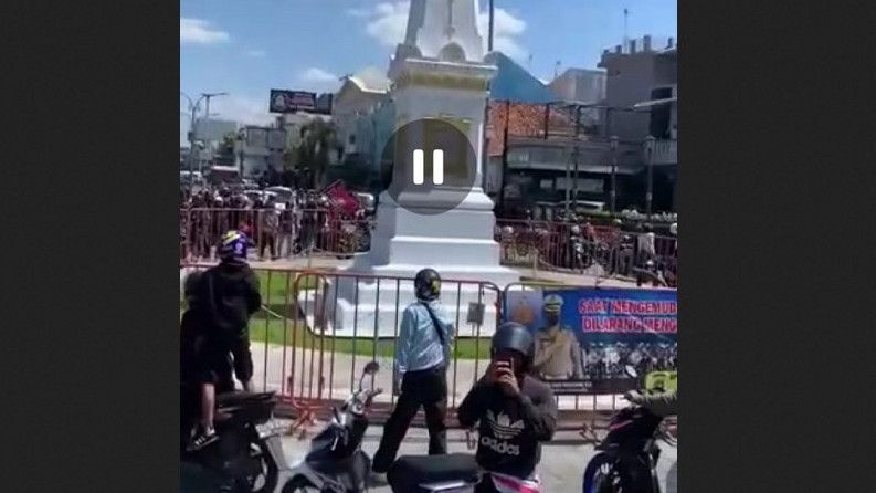 Viral, Rombongan Supporter Bola Asal Solo Bentrok dengan Warga di Yogya, Satu Sepeda Motor Rusak Diamuk Massa