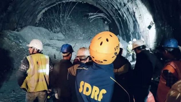 24 Jam Terjebak Reruntuhan Terowongan, Puluhan Pekerja India Dapat Bantuan Makanan Lewat Pipa Oksigen
