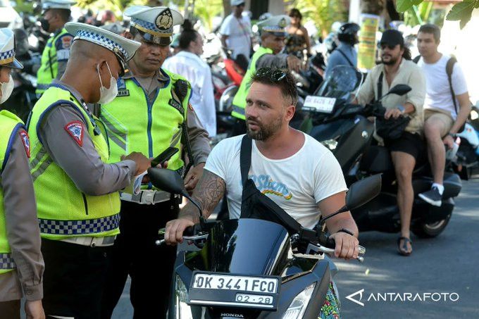 Kebijakan Gubernur yang Melarang Bule Sewa Motor di Bali Diprotes