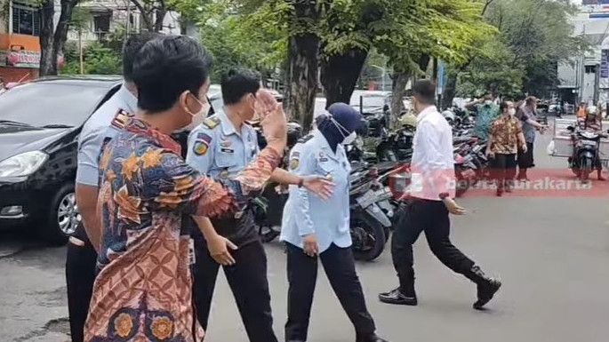 Mirip Jokowi, Ini Reaksi Wali Kota Solo Gibran Saat Lihat Pedagang Ingin Terobos Rombongannya