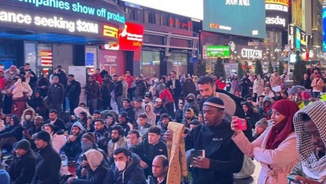 Aksi Tarawih di Times Square NY Dikritik Muslim Arab, Abu Janda: Kadrun Mana Ngerti, Taunya Ibadah di Emperan Monas