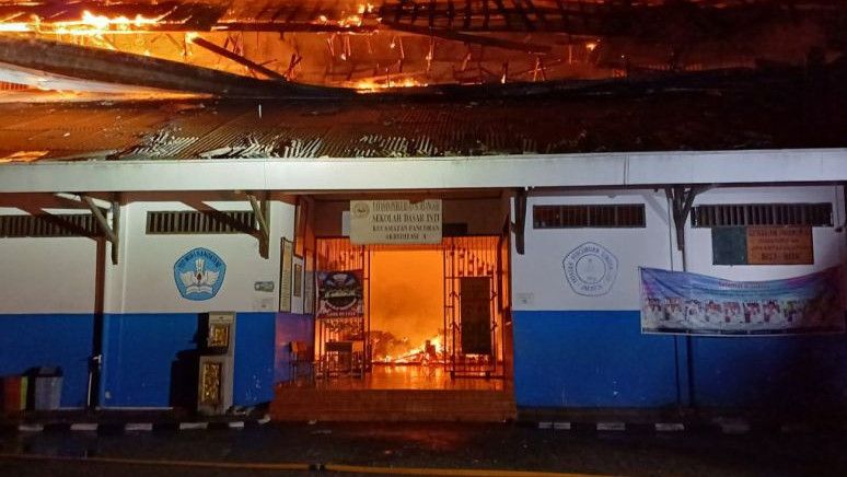 Diduga Korsleting Listrik, Gedung TK dan SD Sumbangsih di Jaksel Terbakar