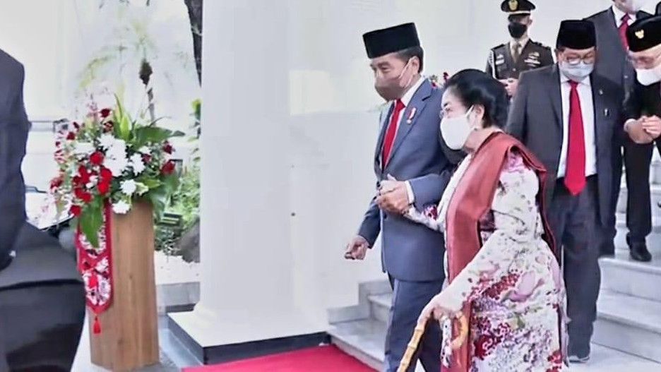Momen Jokowi Gandeng Tangan Megawati, Tepis Isu Hubungan Renggang