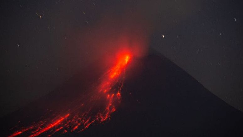 Hari Ini, Gunung Merapi Yogyakarta Delapan Kali Mengeluarkan Guguran Lava Pijar dengan Jarak Luncur 1.600 Meter