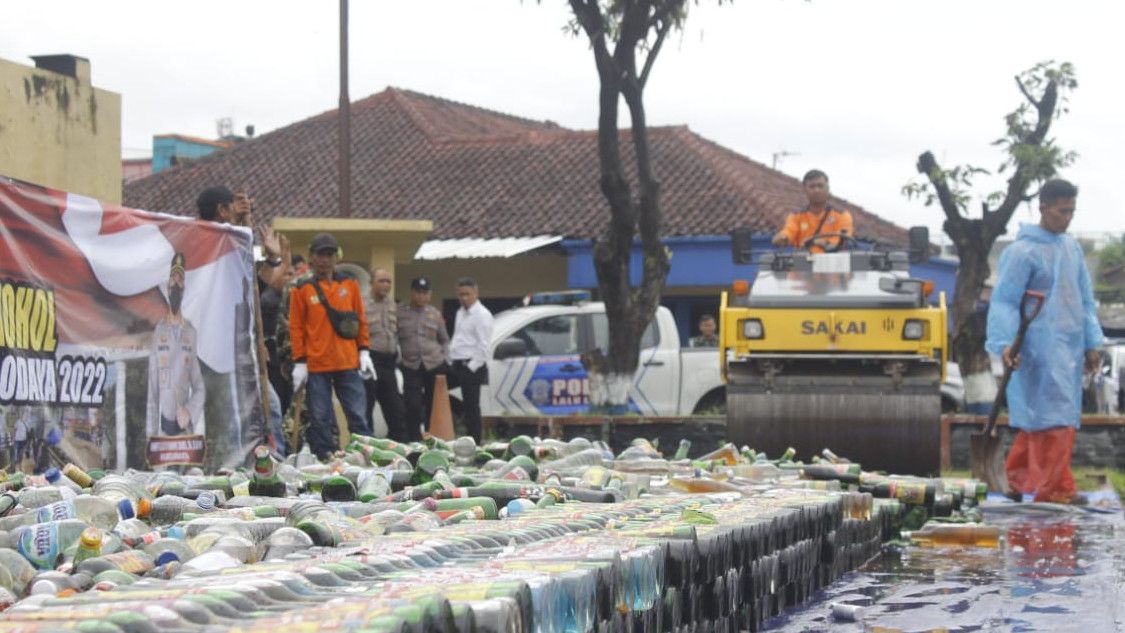 22 Ribu Botol Miras Hasil Operasi di Kota Bogor Dimusnahkan