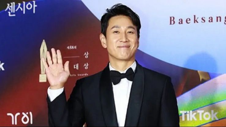 Hormati Mendiang Lee Sun Kyun, Para Aktor Disebut Akan Pakai Dresscode Hitam di SBS Drama Awards 2023