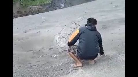 Viral, Pemuda Ini Nekat Bermain-main dengan Materal Panas Gunung Merapi, Netizen: Bosen Hidup