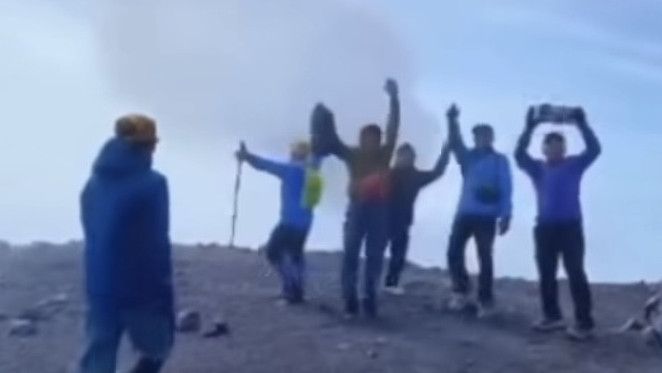 Gunung Semeru Masih Ditutup hingga 8 Februari, Para Pendaki Ini Nekat Naik ke Puncak
