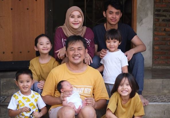 Intip Keseruan Zaskia Adya Mecca Rayakan HUT RI di Rumah Bersama Keluarga