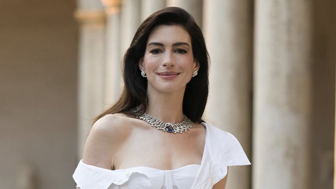 Anne Hathaway Bagikan Cara Bikin Bibir Lebih Tebal, Pakai Jepitan Rambut!