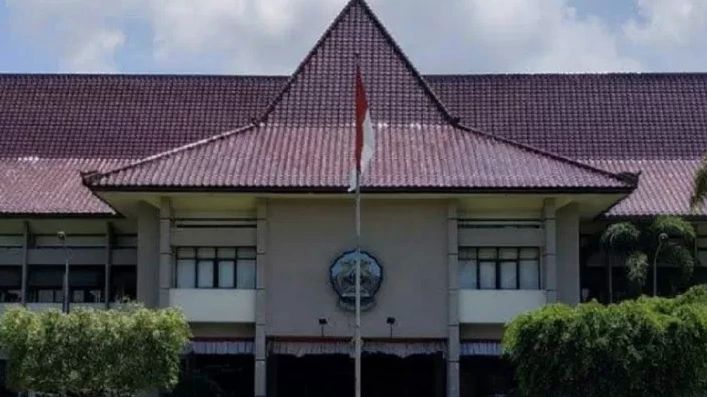 KPK Bawa 4 Koper Usai Geledah Kantor Bupati Bangkalan