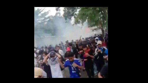 Rusuh Suporter PSIS, Polisi Tembakkan Gas Air Mata: Sudah Sesuai Protap